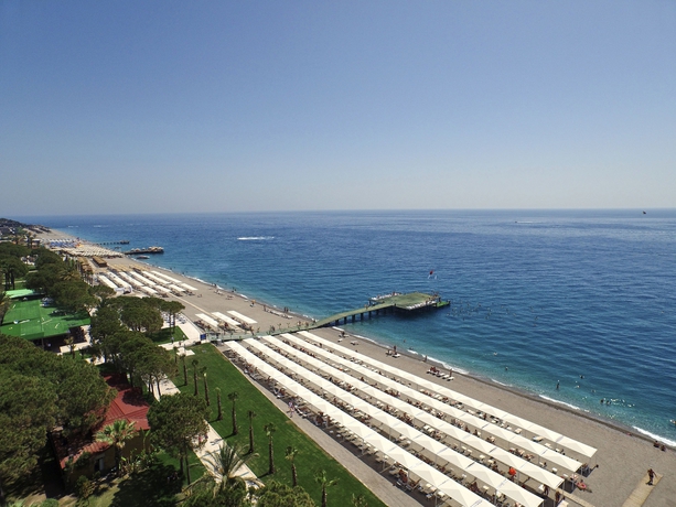 Imagen de los exteriores del Hotel Dobedan World Palace. Foto 10