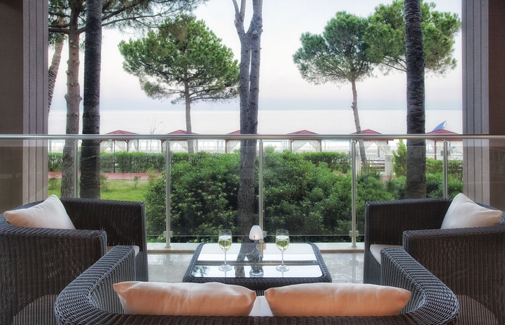 Imagen de los exteriores del Hotel Dobedan World Palace. Foto 11