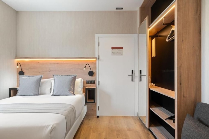 Imagen de la habitación del Hotel Dobo Madrid Betanzos. Foto 12