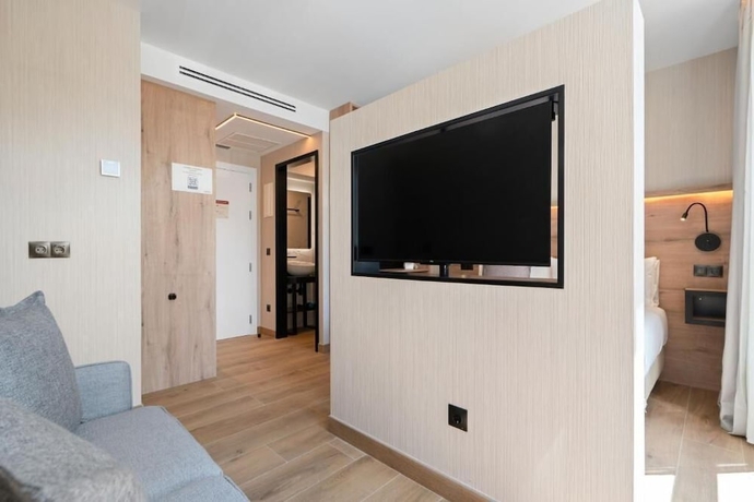 Imagen de la habitación del Hotel Dobo Madrid Betanzos. Foto 13