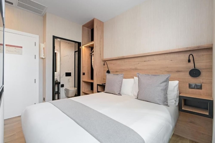 Imagen de la habitación del Hotel Dobo Madrid Betanzos. Foto 15