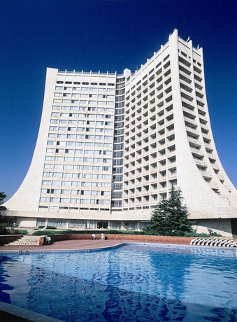 Imagen de la piscina del Hotel Dobrudja. Foto 5