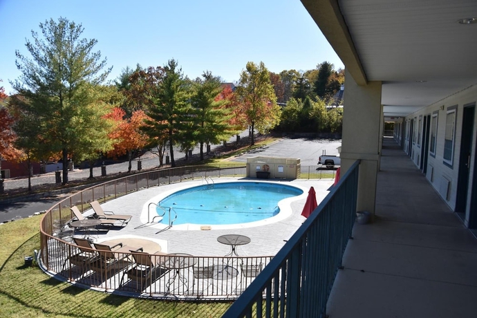 Imagen de la piscina del Hotel Dockers Inn. Foto 16