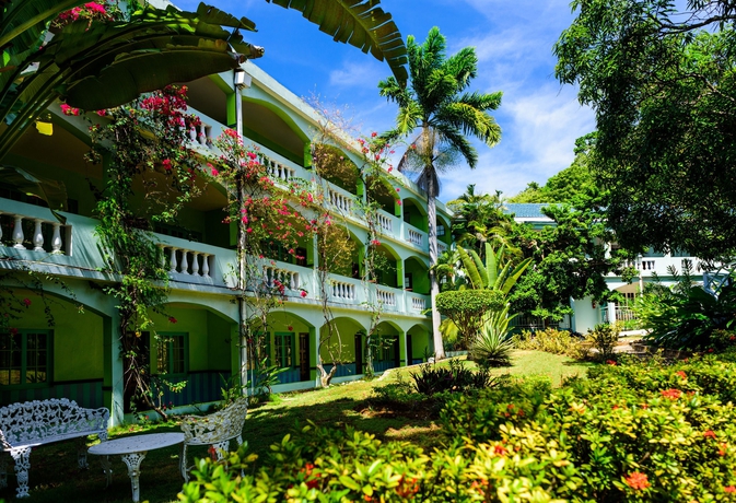 Imagen de los exteriores del Hotel Doctors Cave Beach. Foto 12