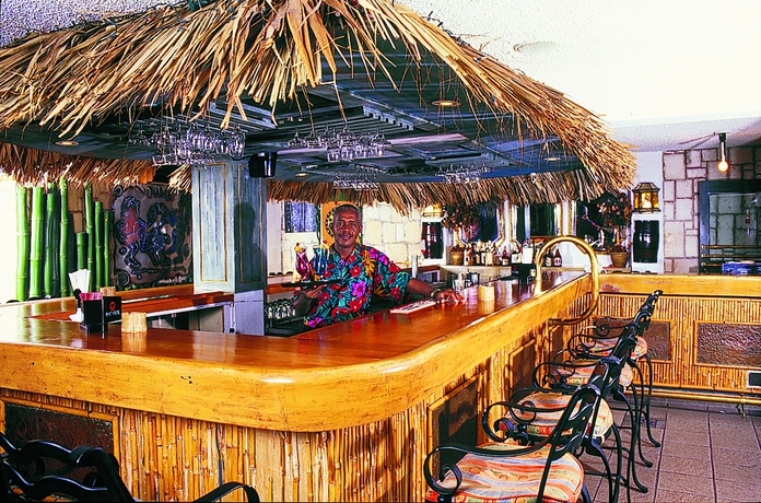Imagen del bar/restaurante del Hotel Doctors Cave Beach. Foto 5