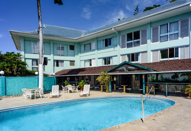 Imagen de la piscina del Hotel Doctors Cave Beach. Foto 16