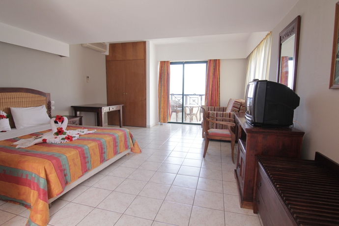 Imagen de la habitación del Hotel Dodeca Sea Resort. Foto 8