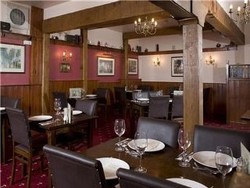 Imagen del bar/restaurante del Hotel Dog and Bear, Maidstone. Foto 4