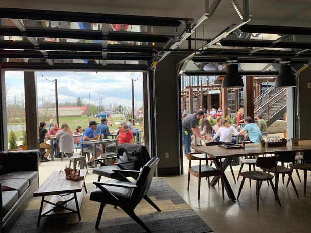 Imagen del bar/restaurante del Hotel DogHouse Columbus. Foto 3