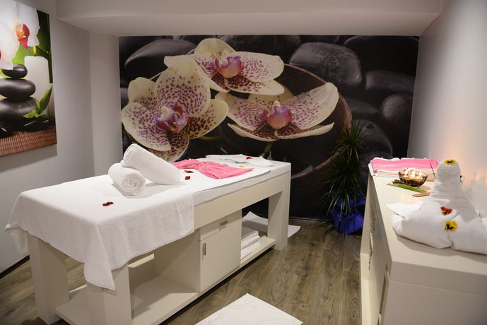 Imagen de la piscina del Hotel Doga Thermal Health and Spa. Foto 16