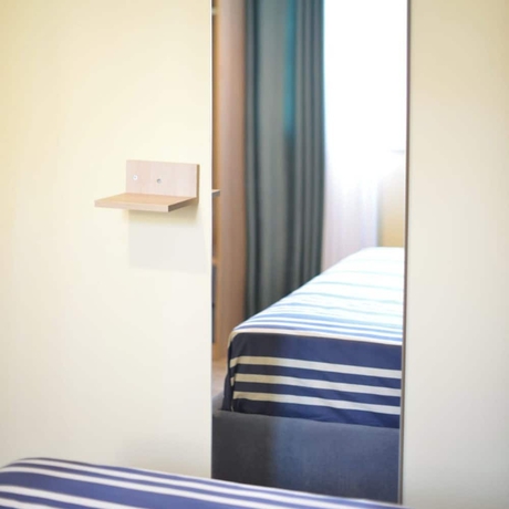 Imagen de la habitación del Hotel Dolanit Village. Foto 9