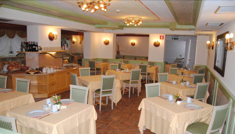 Imagen del bar/restaurante del Hotel Dolasilla Park. Foto 3