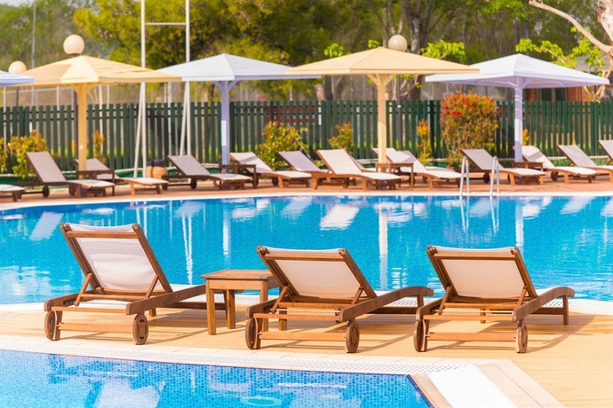 Imagen de la piscina del Hotel Dolce By Wyndham Athens Attica Riviera. Foto 19