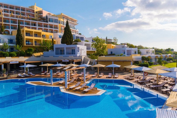 Imagen de la piscina del Hotel Dolce By Wyndham Athens Attica Riviera. Foto 20