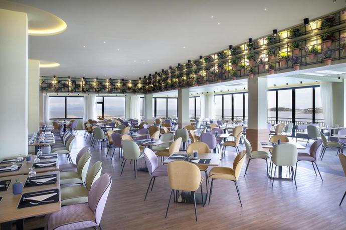 Imagen del bar/restaurante del Hotel Dolce By Wyndham Athens Attica Riviera. Foto 6