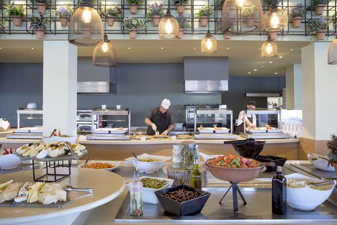 Imagen del bar/restaurante del Hotel Dolce By Wyndham Athens Attica Riviera. Foto 8