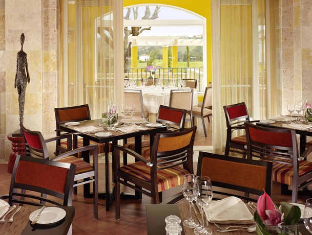 Imagen del bar/restaurante del Hotel Dolce By Wyndham Camporeal Lisboa. Foto 3