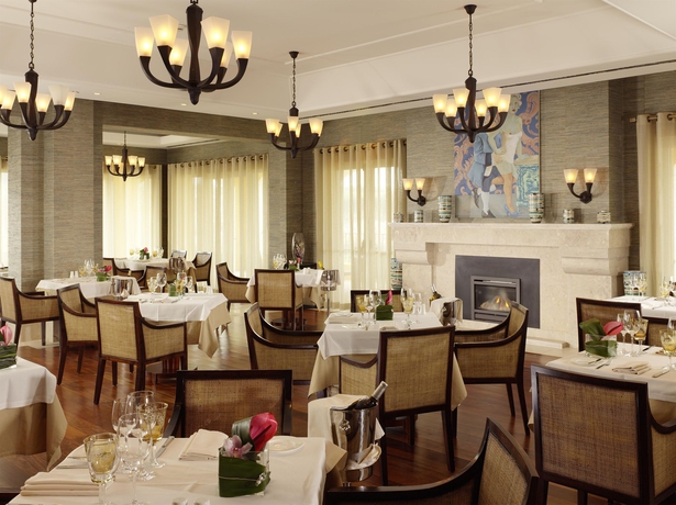 Imagen del bar/restaurante del Hotel Dolce By Wyndham Camporeal Lisboa. Foto 4