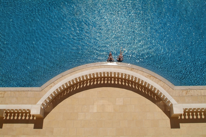 Imagen de la piscina del Hotel Dolce By Wyndham Camporeal Lisboa. Foto 16