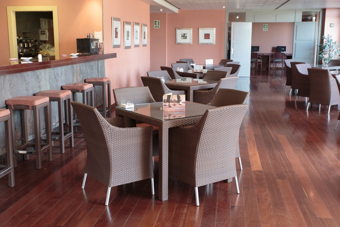 Imagen del bar/restaurante del Hotel Dolce by Wyndham Barcelona Resort. Foto 4