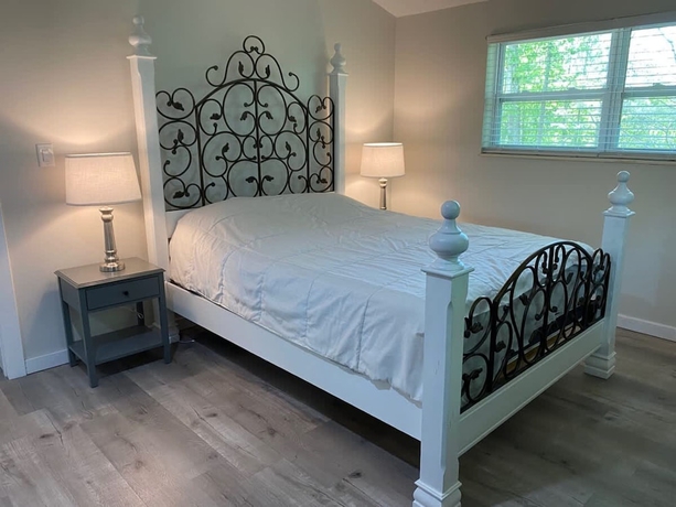 Imagen de la habitación del Hotel Dolly s Darlings by Beyond Expectations w Hot Tub. Foto 10