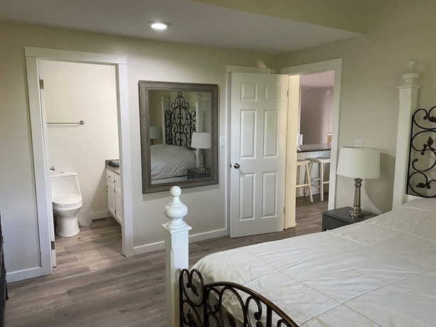 Imagen de la habitación del Hotel Dolly s Darlings by Beyond Expectations w Hot Tub. Foto 11