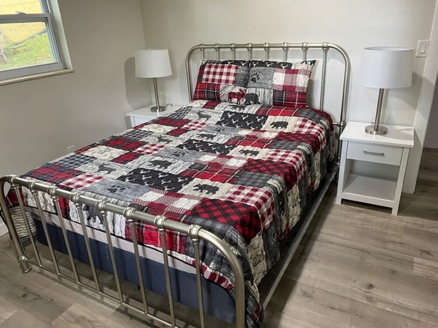 Imagen de la habitación del Hotel Dolly s Darlings by Beyond Expectations w Hot Tub. Foto 15