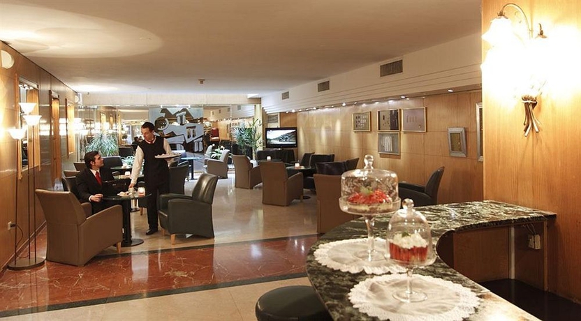 Imagen de los interiores del Hotel Dolmen. Foto 7