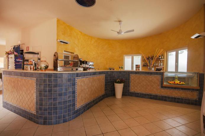 Imagen del bar/restaurante del Hotel Dolmen Sport Resort. Foto 3