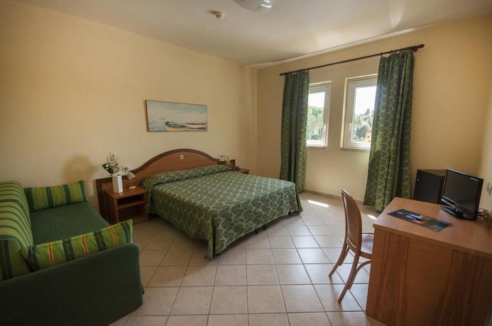 Imagen de la habitación del Hotel Dolmen Sport Resort. Foto 5