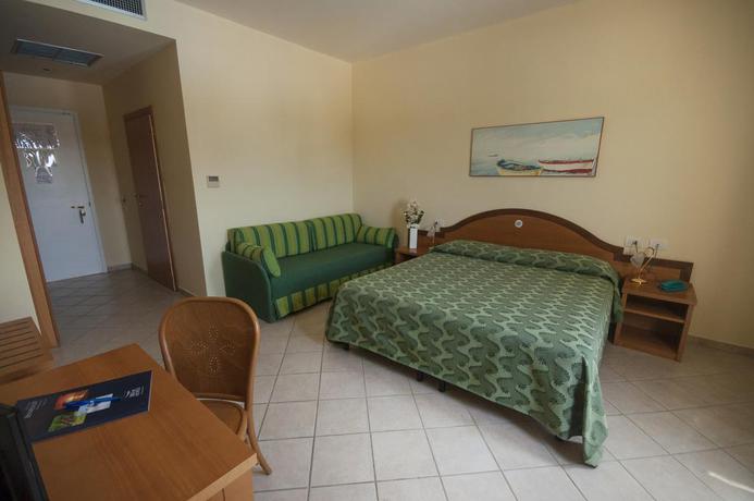 Imagen de la habitación del Hotel Dolmen Sport Resort. Foto 6