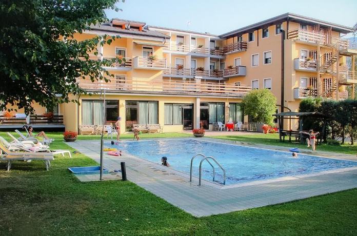 Imagen de la piscina del Hotel Dolomiti Levico. Foto 18
