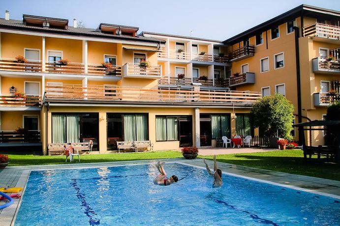 Imagen de la piscina del Hotel Dolomiti Levico. Foto 19