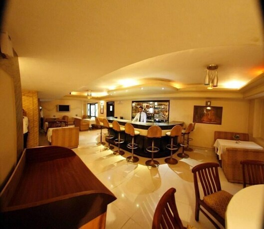 Imagen del bar/restaurante del Hotel Dolphin, Jalandhar. Foto 2