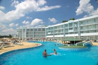 Imagen de la piscina del Hotel Dolphin Marina. Foto 8