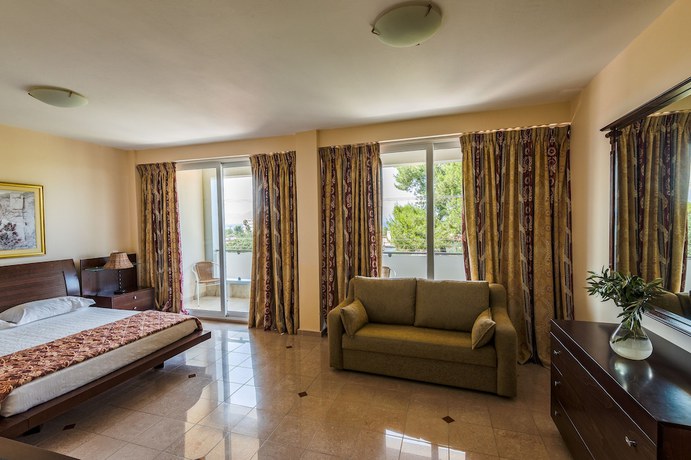 Imagen de la habitación del Hotel Dolphin Resort and Conference. Foto 2