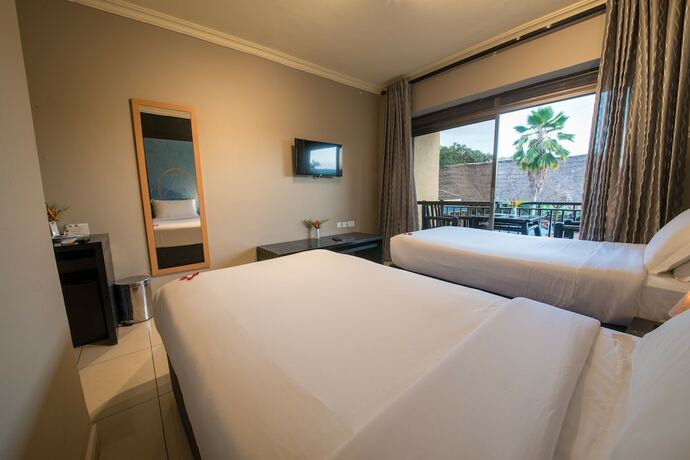 Imagen de la habitación del Hotel Dolphin Suites. Foto 19