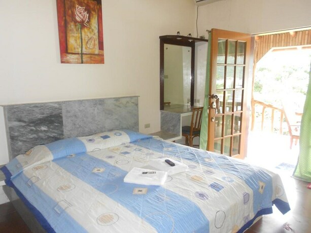 Imagen de la habitación del Hotel Dolphinbay Beachfront Resort. Foto 23
