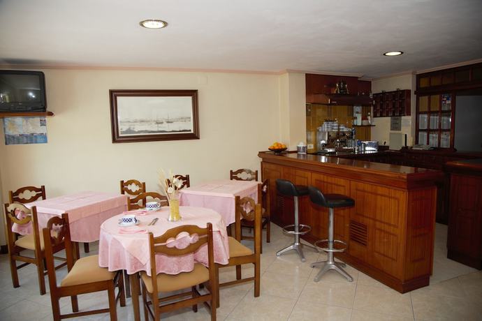 Imagen del bar/restaurante del Hotel Dolusa. Foto 3