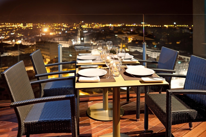 Imagen del bar/restaurante del Hotel Dom Henrique Downtown. Foto 2