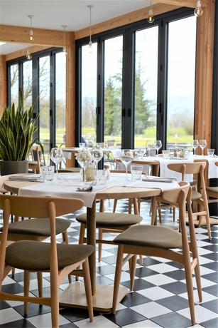 Imagen del bar/restaurante del Hotel Domaine De Charmeil. Foto 6