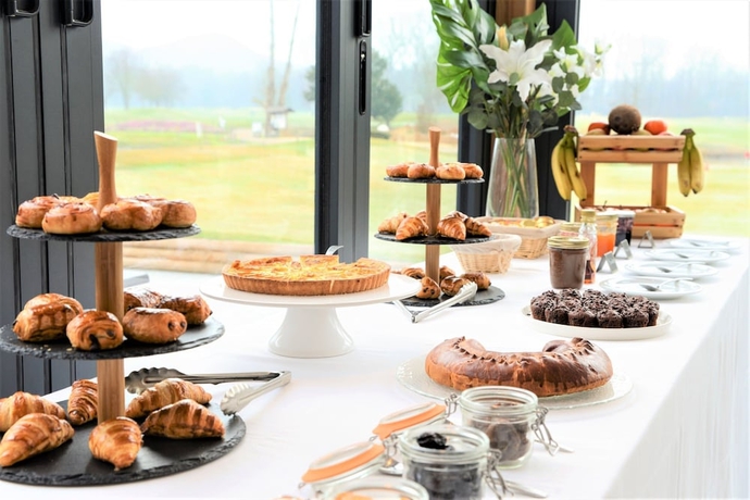 Imagen del bar/restaurante del Hotel Domaine De Charmeil. Foto 8