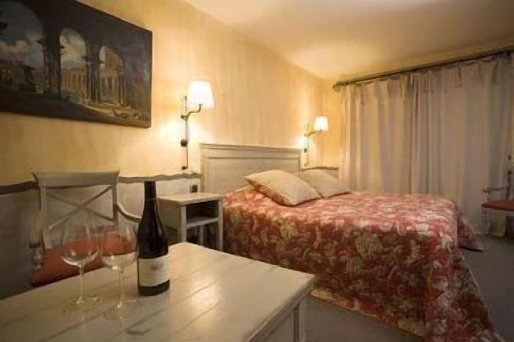 Imagen de la habitación del Hotel Domaine De Clairefontaine. Foto 8