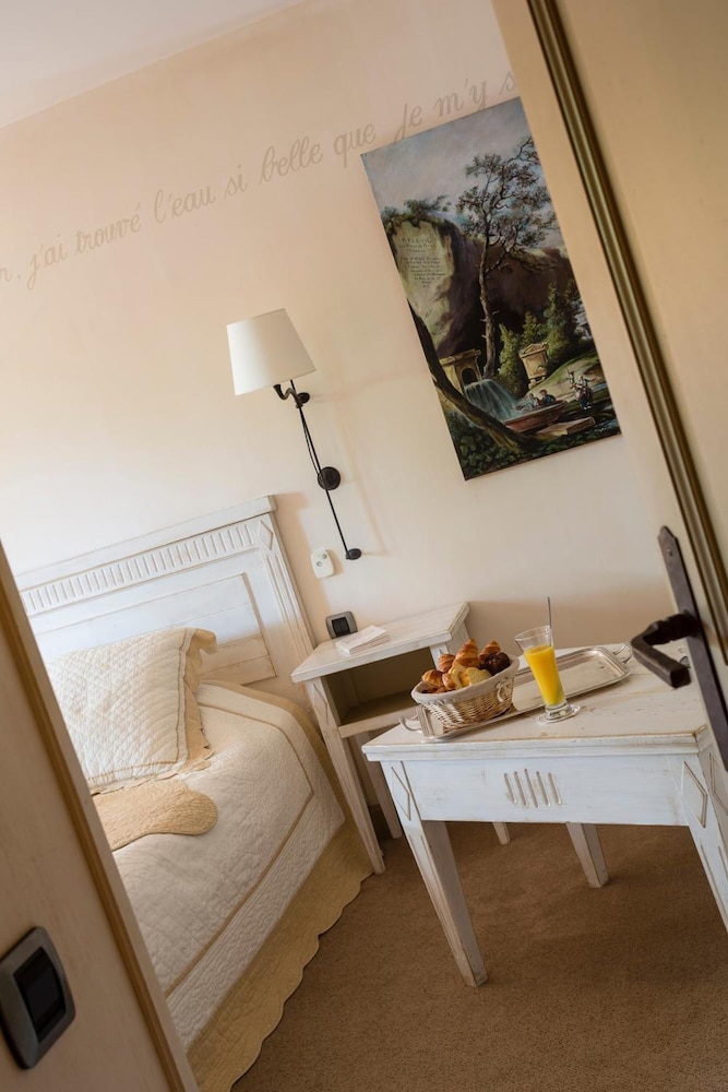 Imagen de la habitación del Hotel Domaine De Clairefontaine. Foto 17