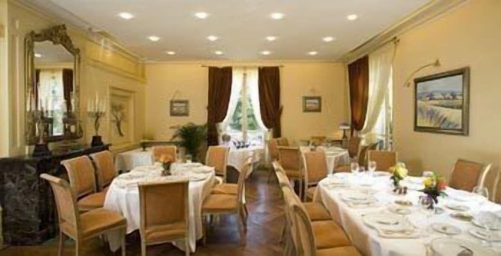 Imagen del bar/restaurante del Hotel Domaine De Clairefontaine. Foto 4