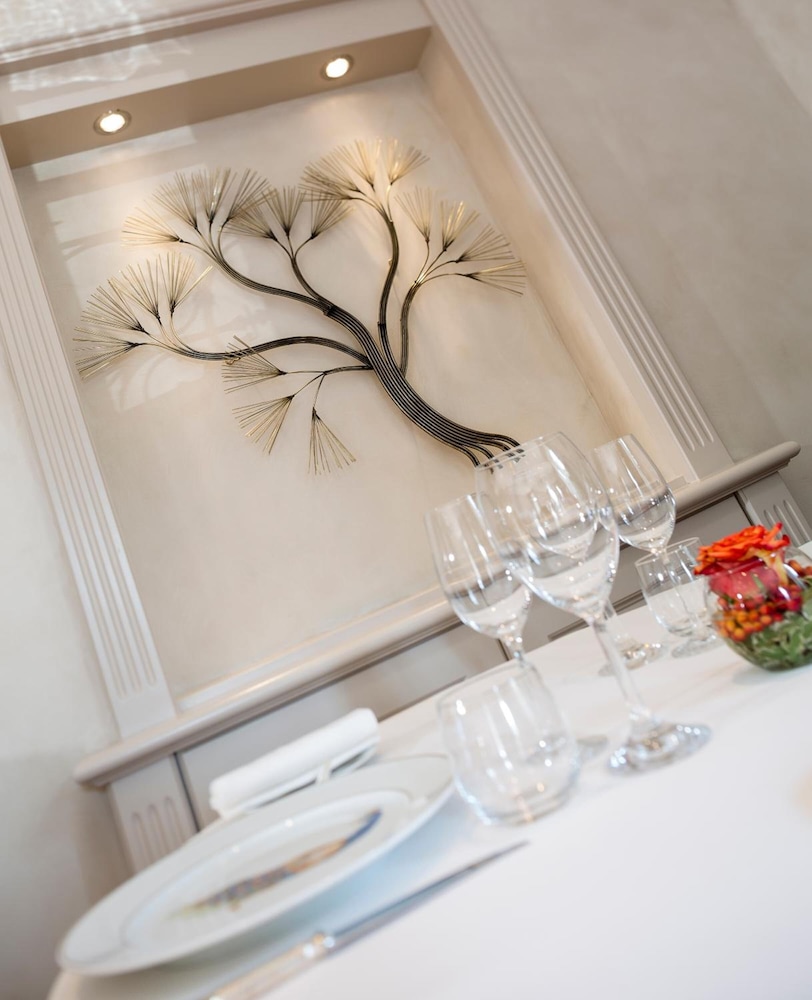 Imagen del bar/restaurante del Hotel Domaine De Clairefontaine. Foto 6