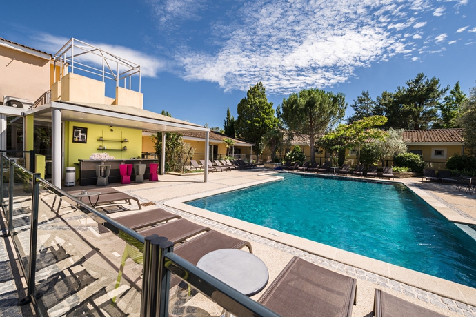 Imagen de la piscina del Hotel Domaine De La Petite Isle - Luberon. Foto 16