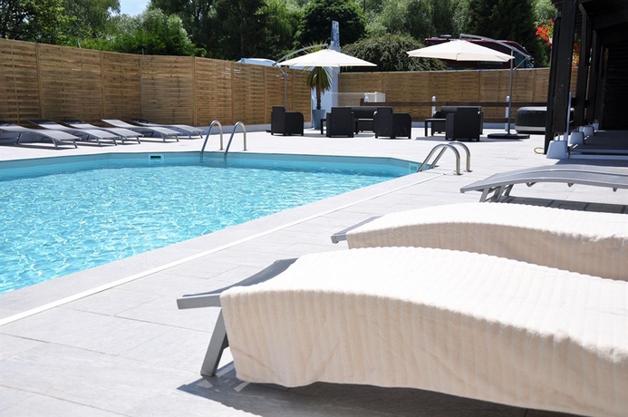 Imagen de la piscina del Hotel Domaine De Roullet. Foto 15