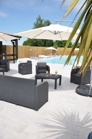 Imagen de los exteriores del Hotel Domaine De Roullet. Foto 11