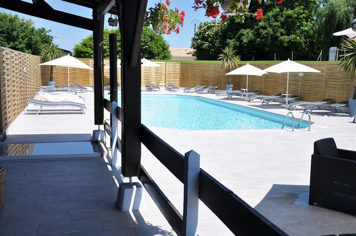 Imagen de la piscina del Hotel Domaine De Roullet. Foto 16